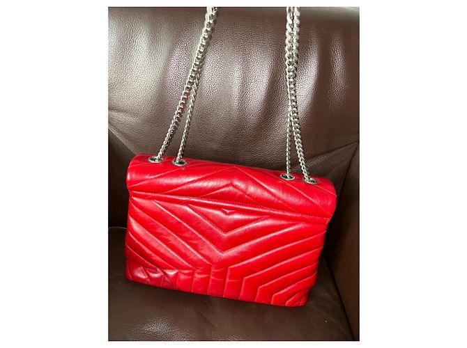 Sac à main Saint Laurent Loulou en cuir rouge taille medium - vue 3