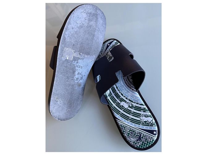 Sandali Hermès Izmir in pelliccia nera Nero - vista 4