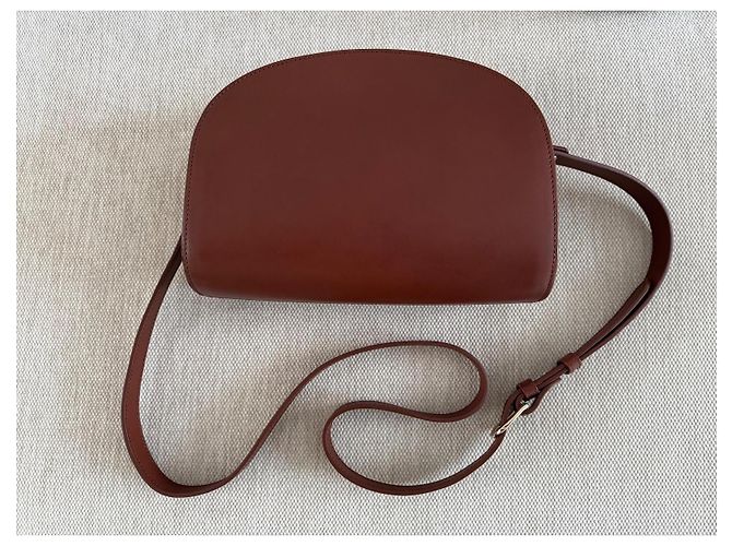 Bolsa meia-lua Apc de couro cor avelã - vista 2