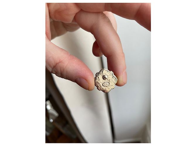 Orecchini a cerchio Chanel CC in metallo dorato e resina Nero D'oro - vista 6