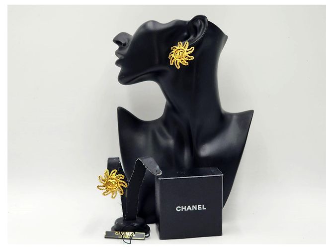 Orecchini Chanel Vintage Gilt Twisted Sun CC Gold hardware - vista 3