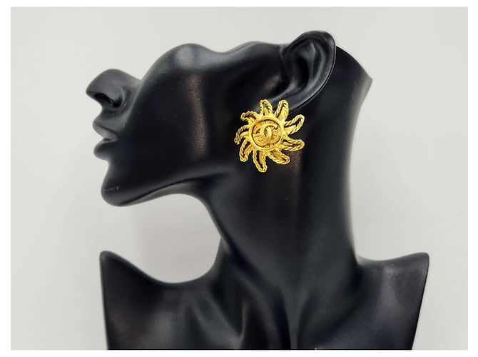 Orecchini Chanel Vintage Gilt Twisted Sun CC Gold hardware - vista 4