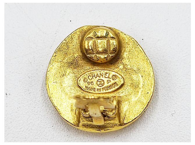 Orecchini a bottone martellato Chanel Gold hardware - vista 3