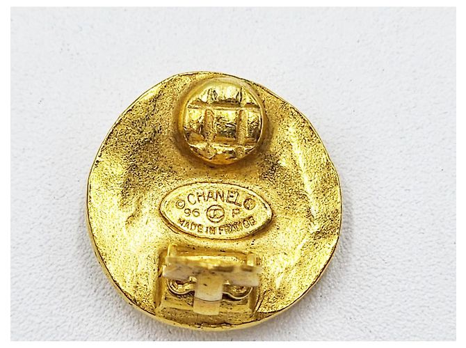 Orecchini a bottone martellato Chanel Gold hardware - vista 4