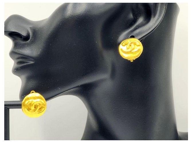 Orecchini a bottone martellato Chanel Gold hardware - vista 5