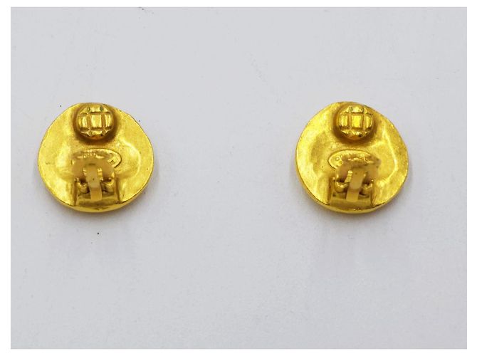 Orecchini a bottone martellato Chanel Gold hardware - vista 6