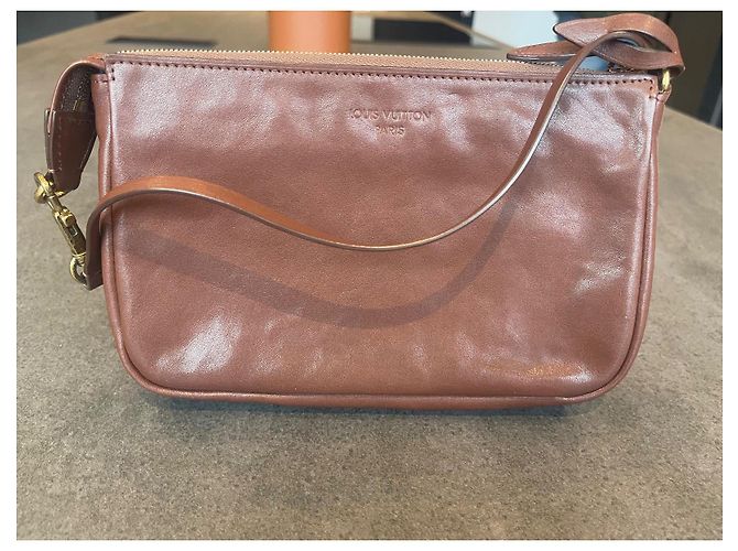 Clutch Louis Vuitton in pelle marrone - vista 2