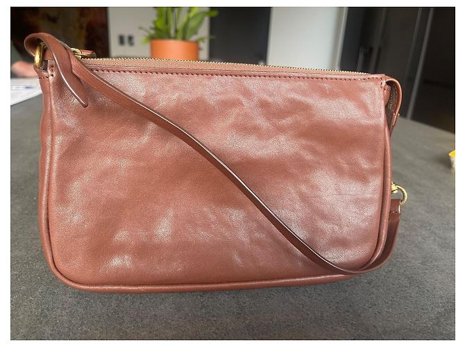 Clutch Louis Vuitton in pelle marrone - vista 3