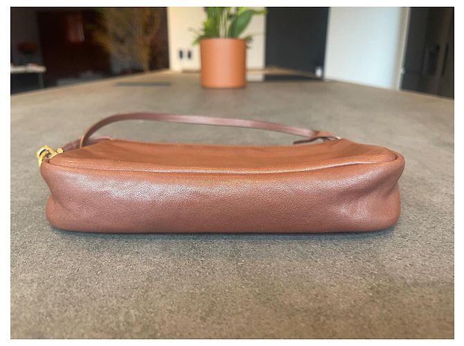 Clutch Louis Vuitton in pelle marrone - vista 4