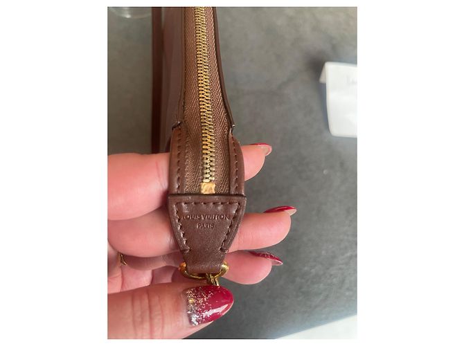 Clutch Louis Vuitton in pelle marrone - vista 5