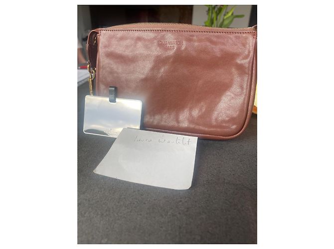 Clutch Louis Vuitton in pelle marrone - vista 7