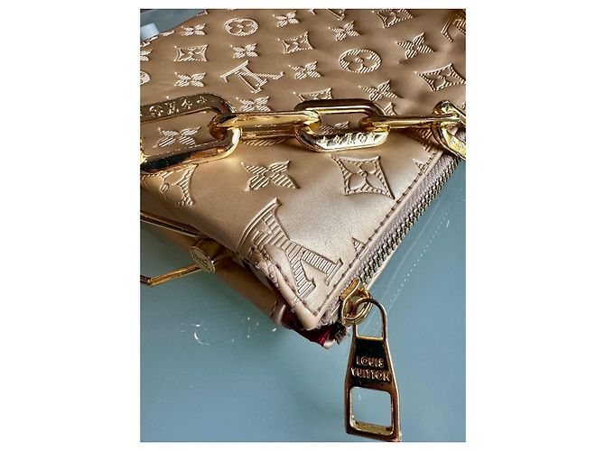 Coussin Louis Vuitton Cushion PM Pelle di Agnello Oro D'oro - vista 2