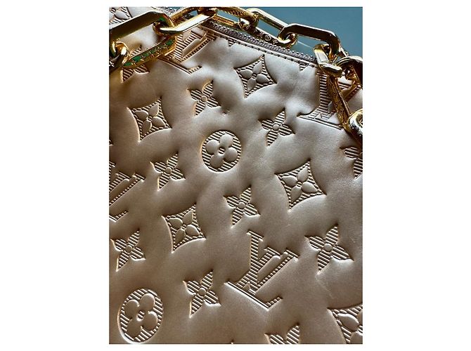 Coussin Louis Vuitton Cushion PM Pelle di Agnello Oro D'oro - vista 3