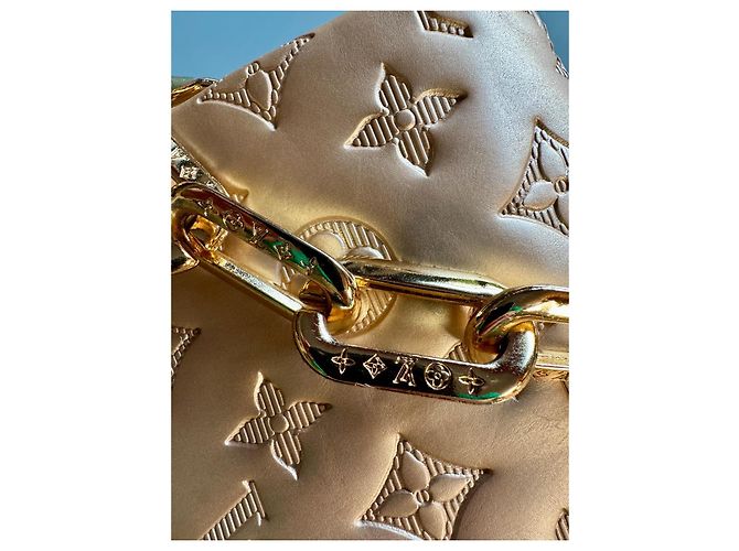 Coussin Louis Vuitton Cushion PM Pelle di Agnello Oro D'oro - vista 4