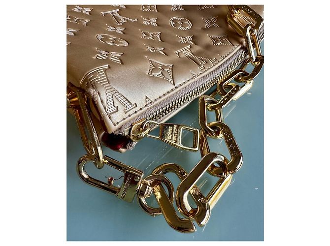 Coussin Louis Vuitton Cushion PM Pelle di Agnello Oro D'oro - vista 5