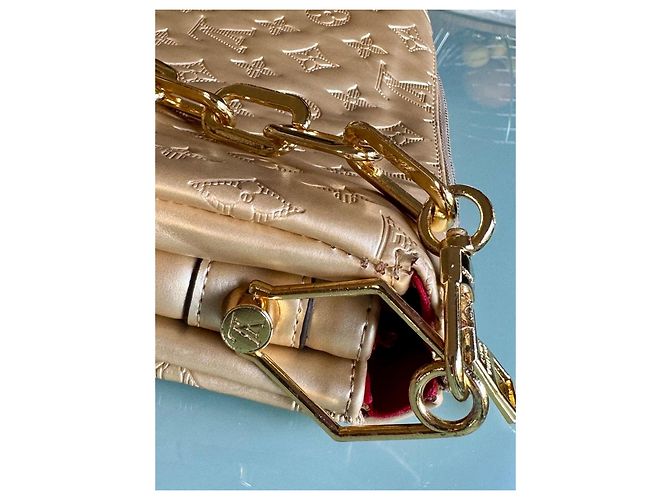 Coussin Louis Vuitton Cushion PM Pelle di Agnello Oro D'oro - vista 6