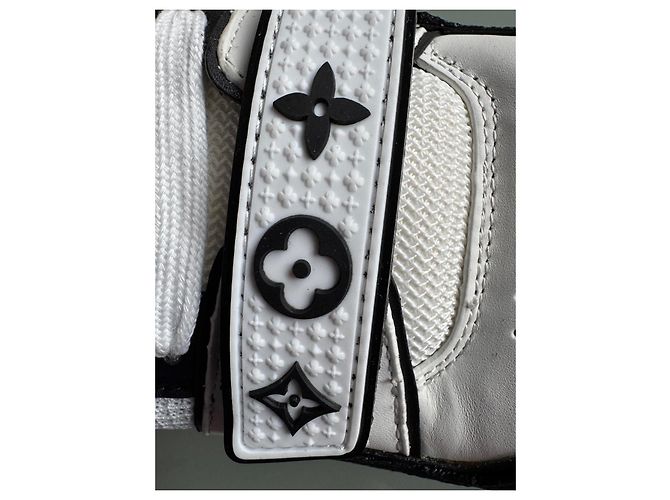 Louis Vuitton Baskets LV Trainer Noir Blanc - vue 11