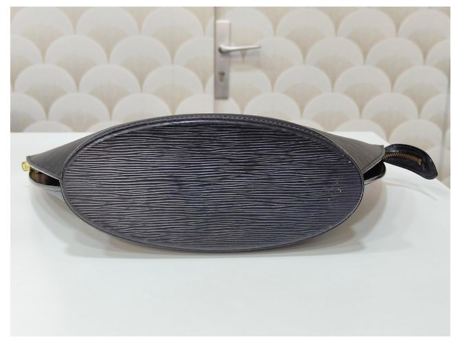 Bolso Louis Vuitton Saint Jacques en cuero Épi negro - vista 9