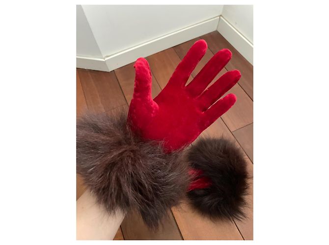 Autre Marque Rote Samthandschuhe mit Pelzbesatz - Ansicht 6