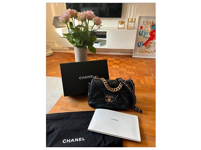 Chanel 19 Small nero oro argento hardware borsa a pattina - vista 2