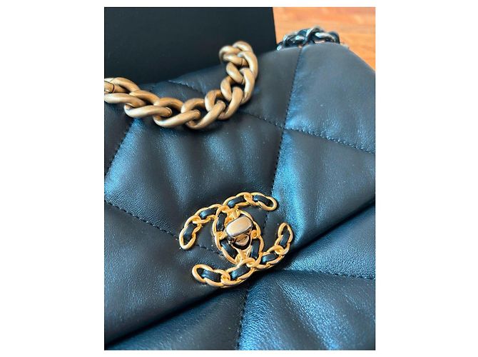 Chanel 19 Small nero oro argento hardware borsa a pattina - vista 3