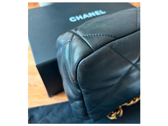 Chanel 19 Small nero oro argento hardware borsa a pattina - vista 4
