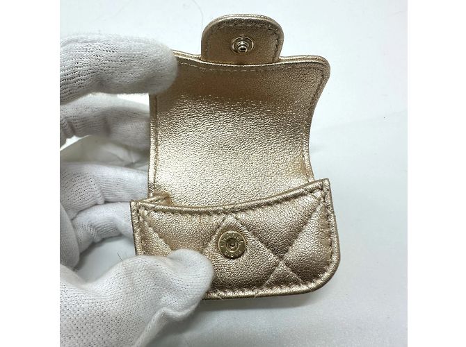 Chanel 2024 Matelassé Coco Mark Charm per Borsa D'oro - vista 12