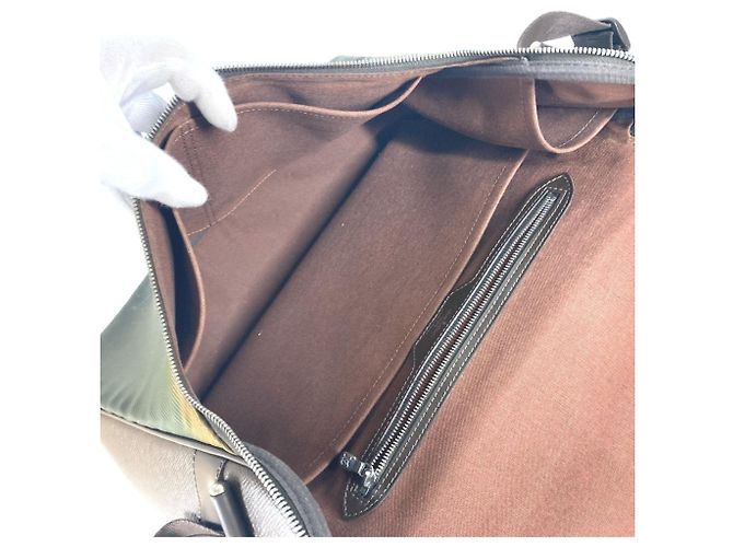 Borsa messenger Taimir in Taiga di Louis Vuitton Marrone - vista 11