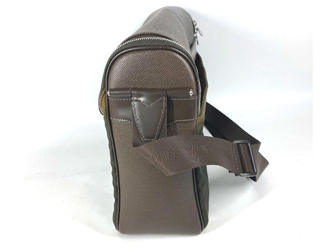 Borsa messenger Taimir in Taiga di Louis Vuitton Marrone - vista 3