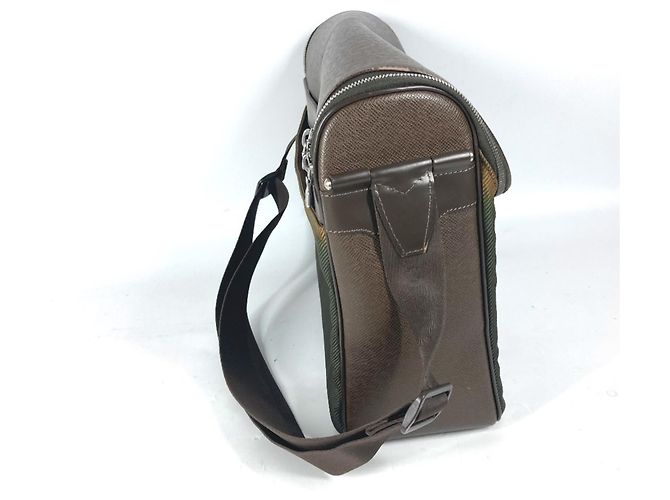 Borsa messenger Taimir in Taiga di Louis Vuitton Marrone - vista 4