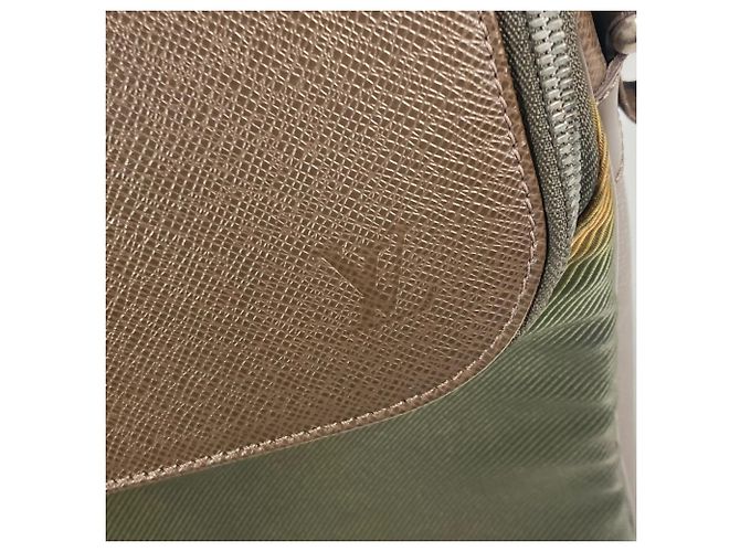 Borsa messenger Taimir in Taiga di Louis Vuitton Marrone - vista 5