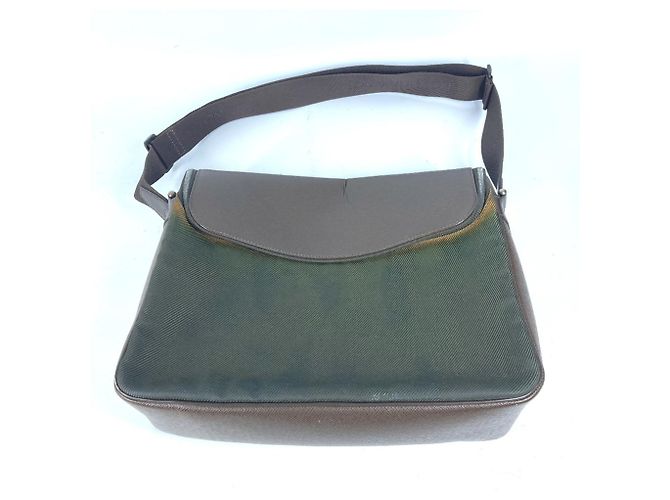 Borsa messenger Taimir in Taiga di Louis Vuitton Marrone - vista 9
