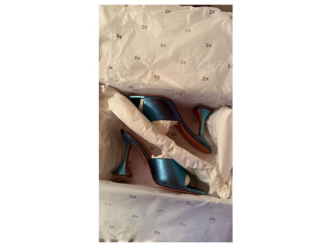 Sandali Amina Muaddi Lupita in pelle blu - vista 2