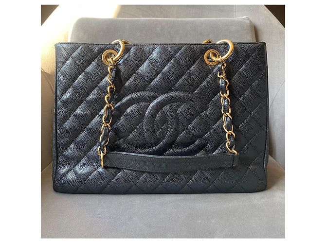 Borsa Chanel GST Grand Shopping Tote in pelle caviar nera - vista 2