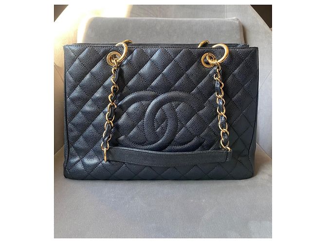 Borsa Chanel GST Grand Shopping Tote in pelle caviar nera - vista 3