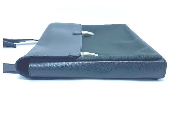 Borsa a Spalla Louis Vuitton Taiga Saratov GM Grigio - vista 2