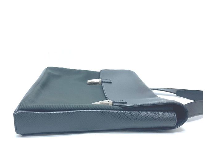 Borsa a Spalla Louis Vuitton Taiga Saratov GM Grigio - vista 3