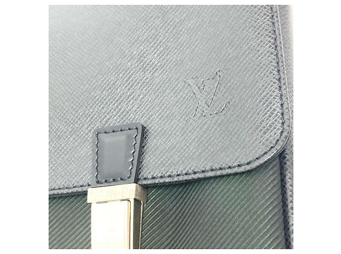 Borsa a Spalla Louis Vuitton Taiga Saratov GM Grigio - vista 6