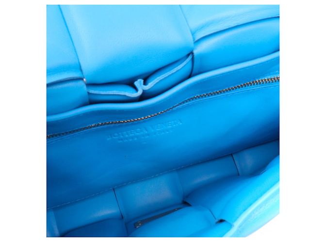 BOTTEGA VENETA - Borsa a spalla Chain Cassette in pelle liscia blu - vista 9