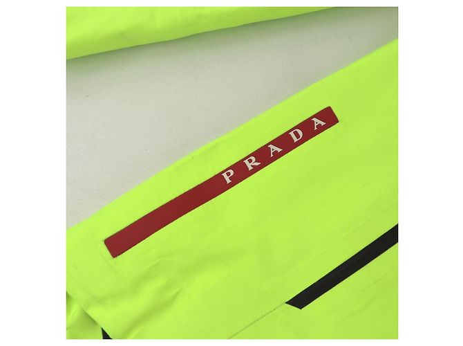 Giacca pullover a mezza zip in Gore-tex giallo fluorescente verde di Prada - vista 5