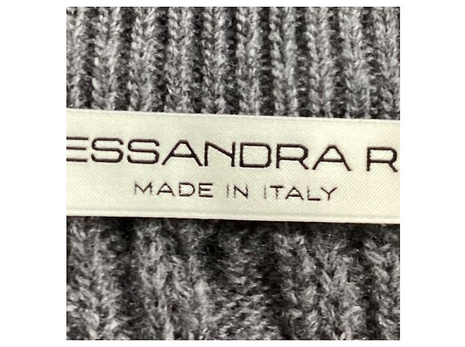 Grauer Woll-Cardigan mit Kabelstrickknöpfen von Alessandra Rich - Ansicht 5