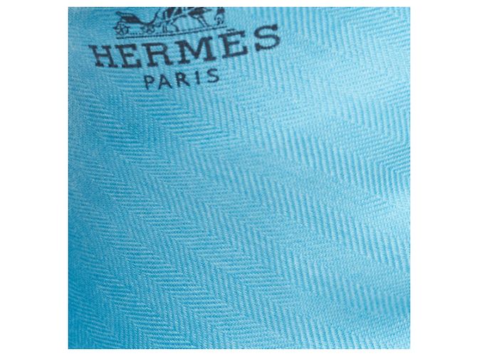 Hermès Sciarpa in cashmere e seta blu cielo HERMES con stampa del logo e bordo navy - vista 2