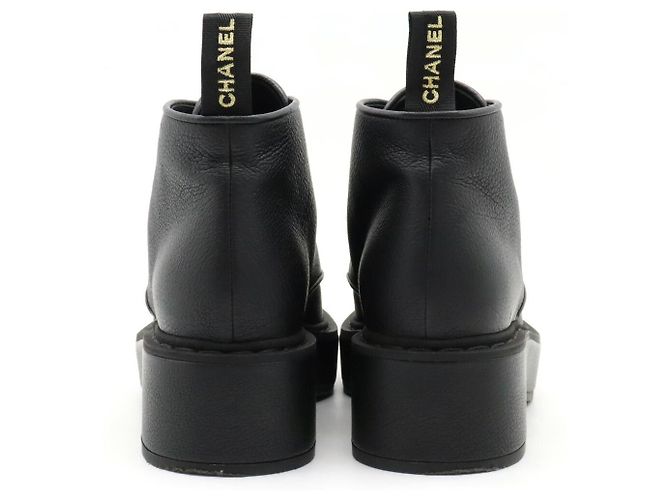 Botas de couro com cadarço e pérolas da Chanel Preto - vista 3