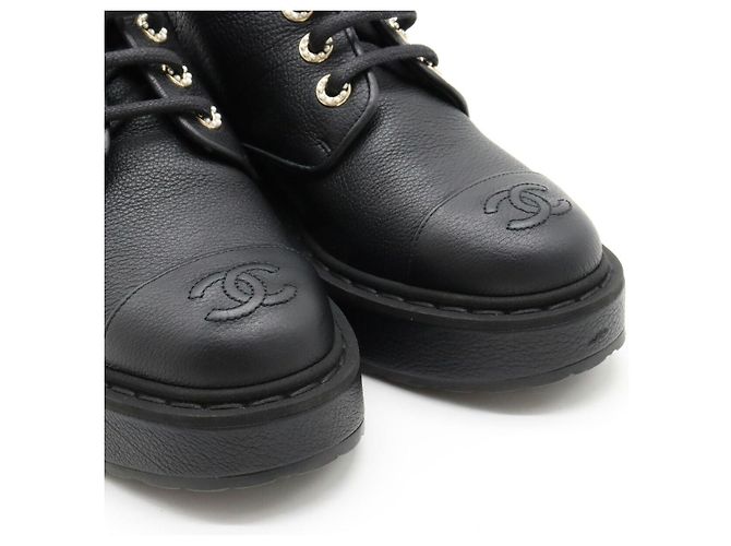 Botas de couro com cadarço e pérolas da Chanel Preto - vista 5