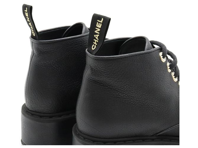Botas de couro com cadarço e pérolas da Chanel Preto - vista 6