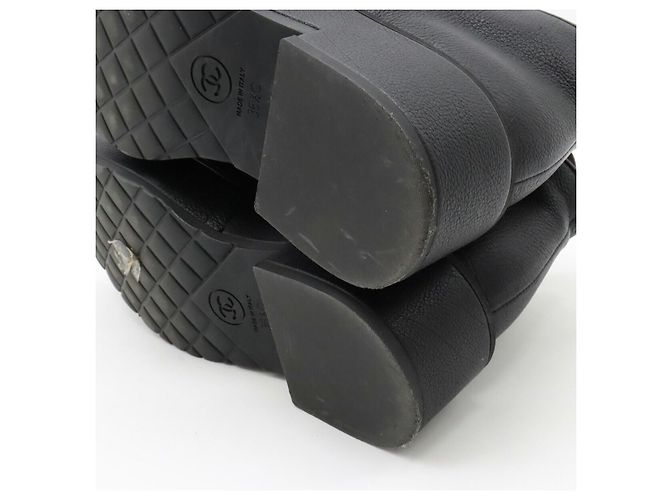 Botas de couro com cadarço e pérolas da Chanel Preto - vista 7