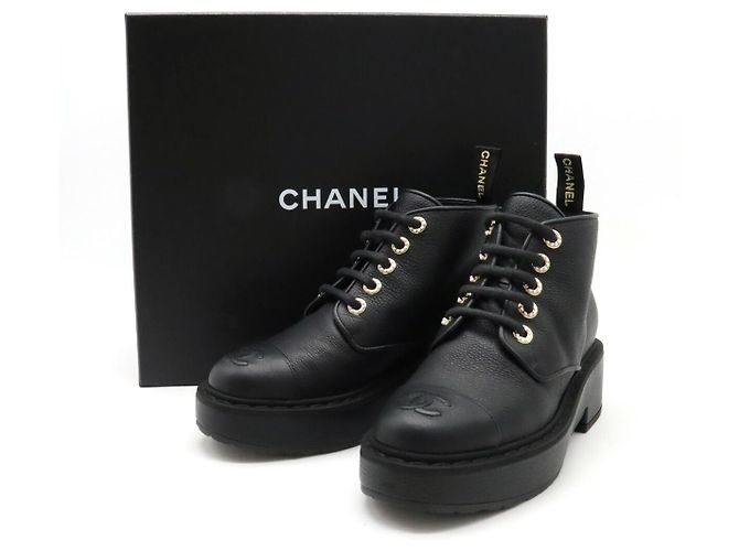 Botas de couro com cadarço e pérolas da Chanel Preto - vista 9