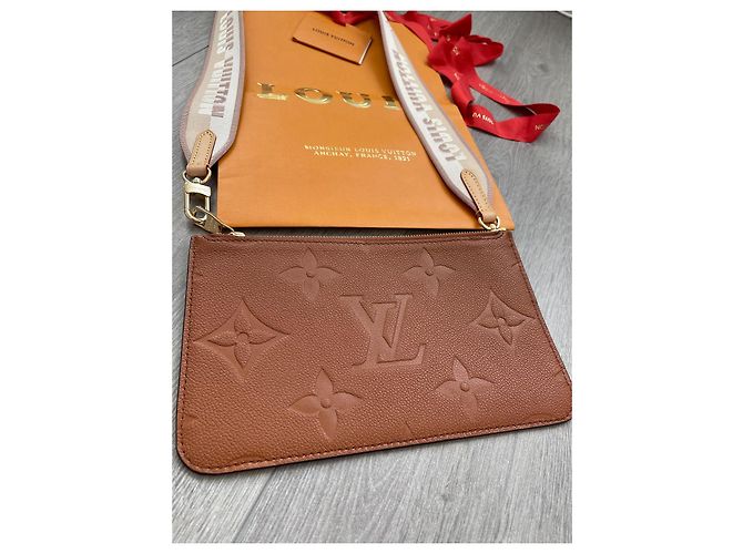 Pochette Louis Vuitton in Pelle Marrone Cognac - vista 11