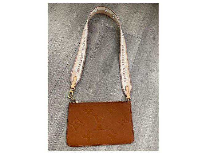 Pochette Louis Vuitton in Pelle Marrone Cognac - vista 12