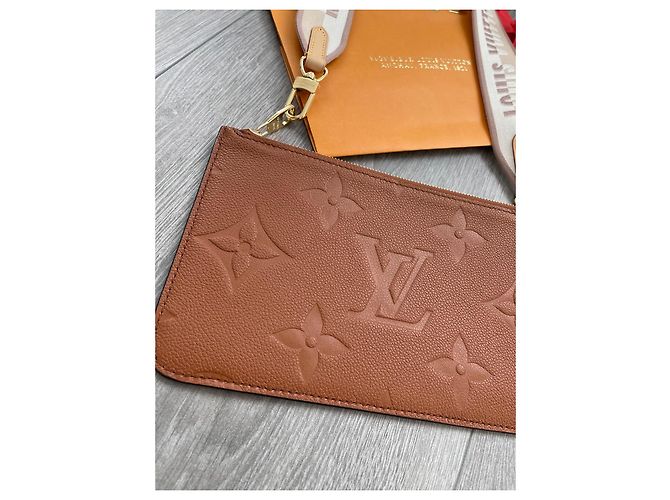 Pochette Louis Vuitton in Pelle Marrone Cognac - vista 3